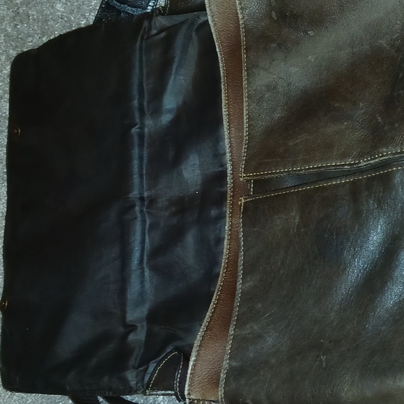 Kenneth Cole Reaction Messenger Bag - Picture 3 of 9